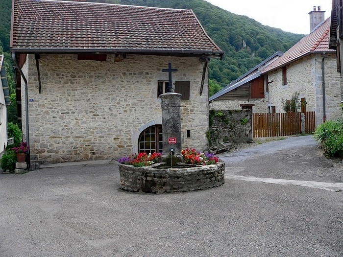 [L'ancienne fontaine du bas du village]